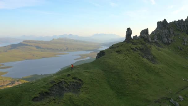 Trotternish 丘の尾根の上を歩いてのカップル — ストック動画