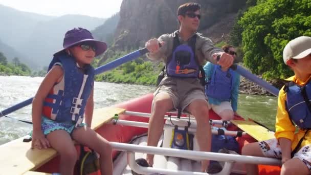 Padres y niños rafting en el río — Vídeo de stock