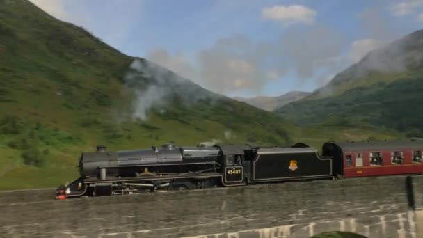 Gőz vonat, átkelés Glenfinnan viadukt — Stock videók