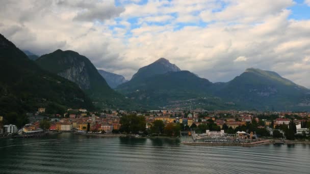 Ciudad italiana junto al lago Riva del Garda — Vídeo de stock