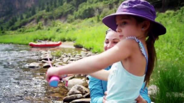 Mama en meisje vissen op de Colorado rivier — Stockvideo