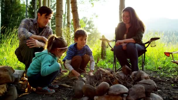 Familie camping in het bos o — Stockvideo