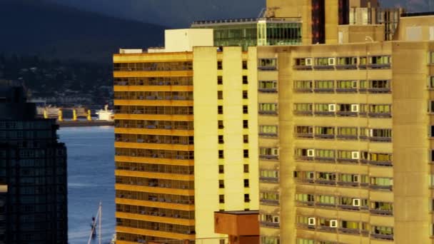 Город на фоне Ванкувера — стоковое видео