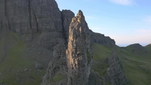 Yaşlı adam Storr, İskoçya'nın yakınındaki Trotternish Ridge — Stok video