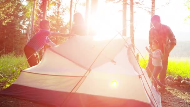 Familia disfrutando acampar — Vídeo de stock