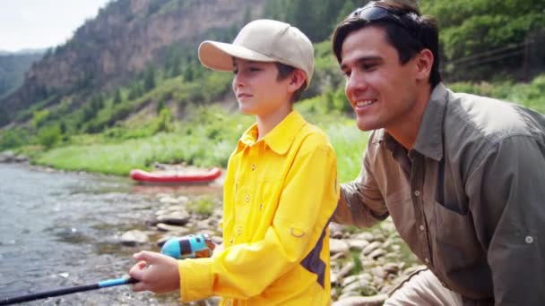 Papá e hijo disfrutando de la pesca — Vídeos de Stock