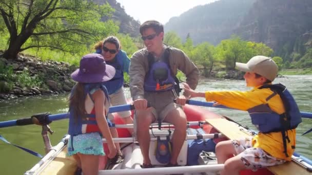 Familie raften op de rivier de Colorado — Stockvideo