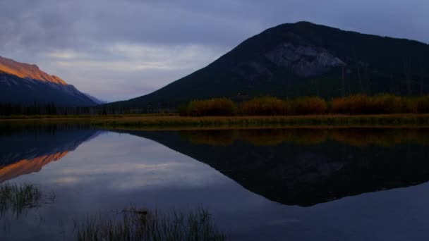 Západ slunce na malebné jezero — Stock video