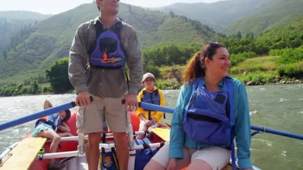 Ouders en kinderen rafting op de rivier — Stockvideo