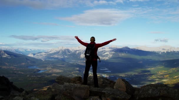 Chica disfrutando de la vista del Parque Nacional — Vídeos de Stock