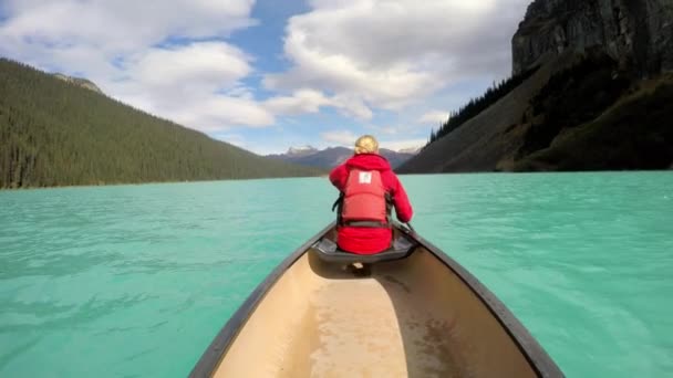 Kobieta w Lake Louise — Wideo stockowe