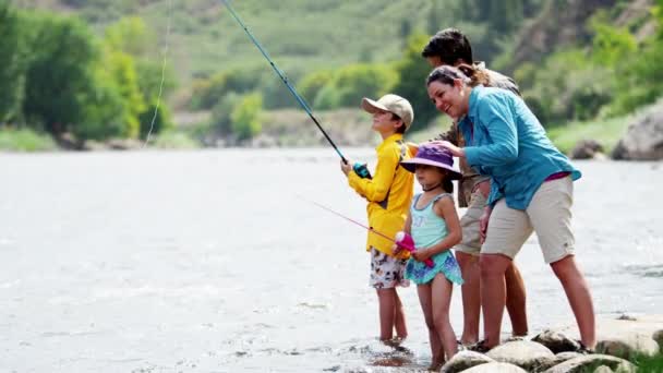 Familia divirtiéndose pesca — Vídeos de Stock