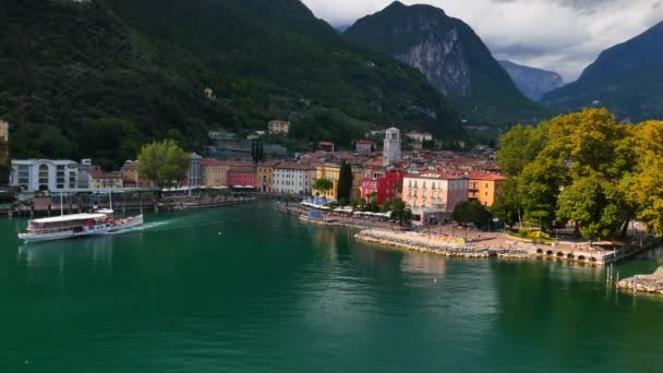 Ciudad italiana junto al lago Riva del Garda — Vídeo de stock