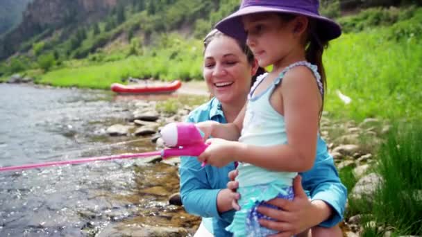 Dotter lärande fiske med mamma — Stockvideo