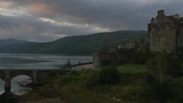 Замок Эйлиан Донан с туристами, Шотландия — стоковое видео