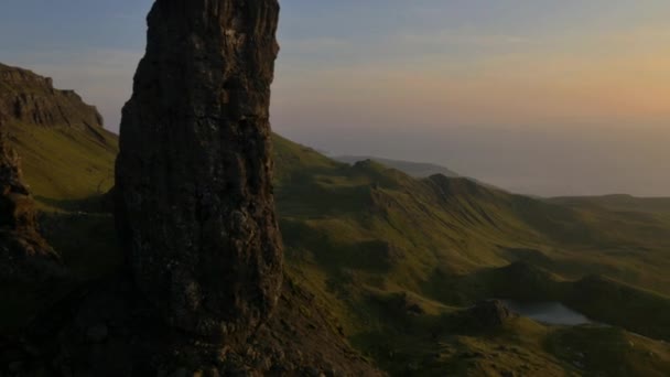 Θέα στο ηλιοβασίλεμα της κορυφογραμμής Storr Trotternish — Αρχείο Βίντεο