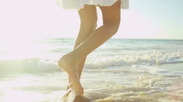 Gambe di ragazza che indossa sulla spiaggia di vacanza — Video Stock