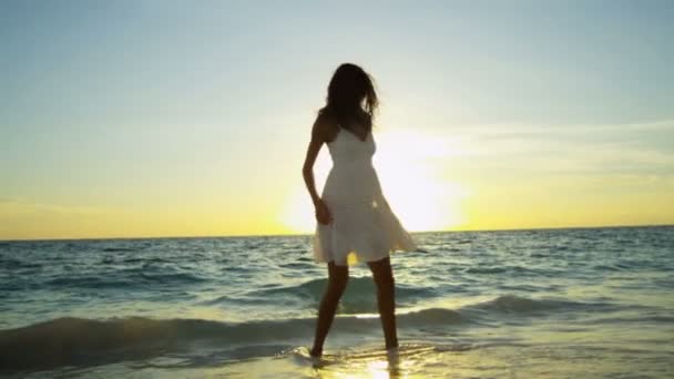Dívka se naboso na při západu slunce — Stock video