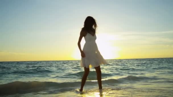 Ragazza a piedi nudi al tramonto — Video Stock