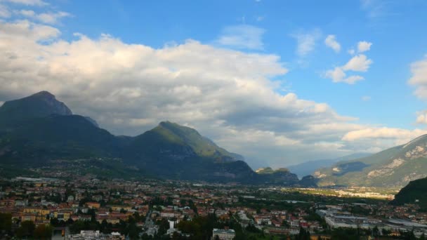 Ciudad italiana junto al lago Riva del Garda — Vídeos de Stock