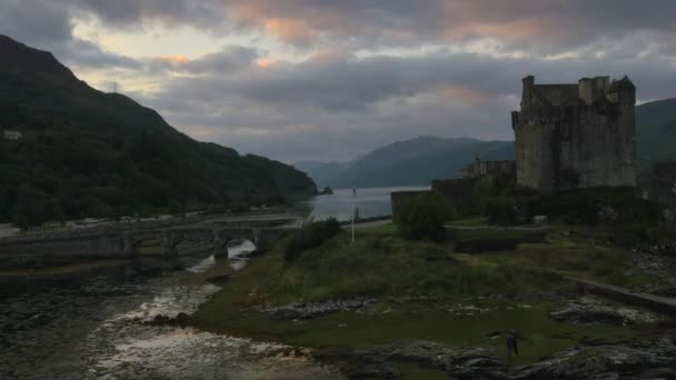 Eilean Donan castle i skymningen med personer — Stockvideo