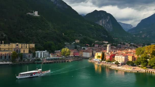 Vapor de remo en el lago de Garda — Vídeo de stock