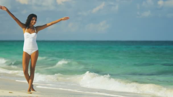 Meisje zwembroek dragen in beach resort — Stockvideo