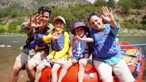 Genitori e figli in viaggio — Video Stock