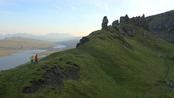 A Trotternish hegy gerincen sétáló emberek — Stock videók