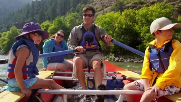Familjen forsränning på Coloradofloden — Stockvideo