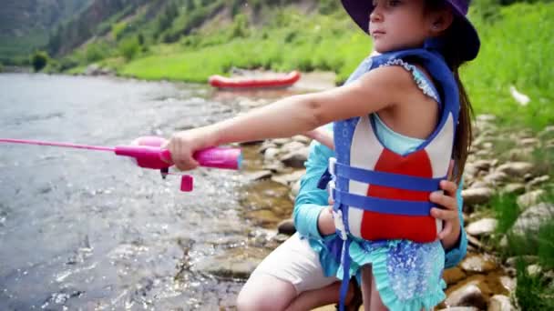 Parent et fille pêche sur la rivière — Video