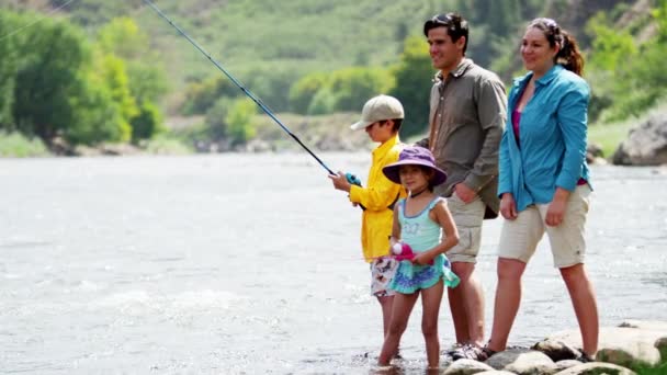 Семья весело рыбачит — стоковое видео