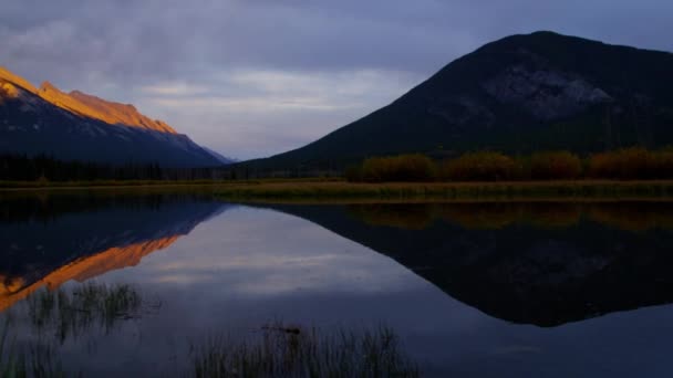 Lac de montagne à l'automne — Video