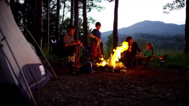 Camping en familia en el bosque — Vídeos de Stock