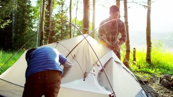 Father teaching son assemble tent — Stock Video