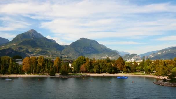 Ciudad de Riva en el lago de Garda — Vídeos de Stock