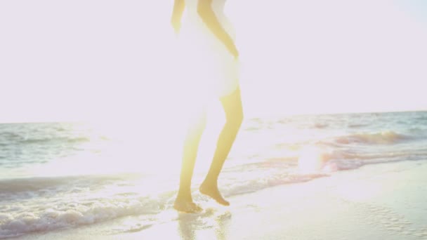 Дівчина ходить босоніж на пляжі — стокове відео