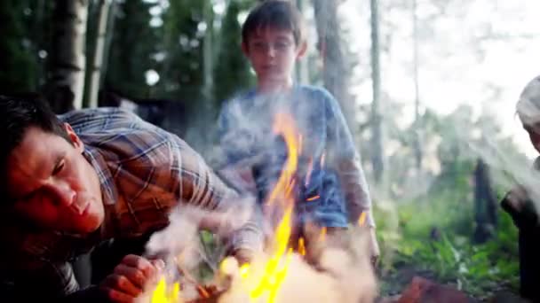 Rodiče a děti dělat táborák — Stock video