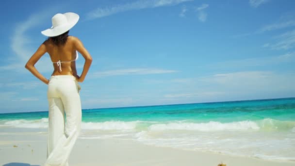 Dziewczyna w bikini Bluza i spodnie przez ocean — Wideo stockowe