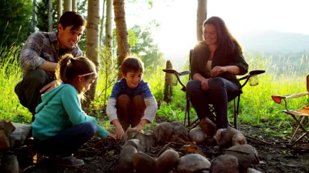 Ouders en kinderen genieten van kamperen — Stockvideo