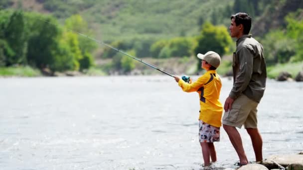 Figlio imparare la pesca con il padre — Video Stock