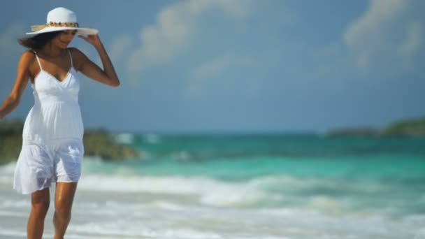 Spaanse vrouw op vakantie oceaan strand — Stockvideo