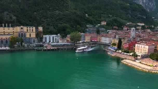 Vapor de remo en el lago de Garda — Vídeo de stock