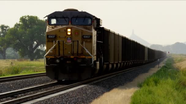 Güterzug-Lokomotive in der Nähe von Kaminfelsen — Stockvideo