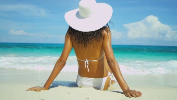 Prendere il sole femminile sulla spiaggia — Video Stock