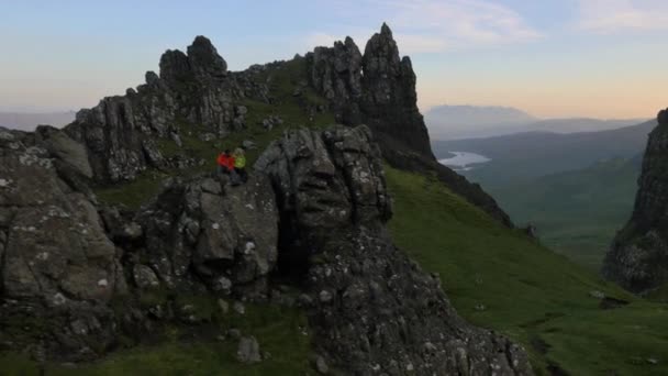 オールドマン オブ ストー、スコットランド近く Trotternish の尾根 — ストック動画