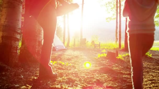 Familia disfrutando acampar — Vídeos de Stock