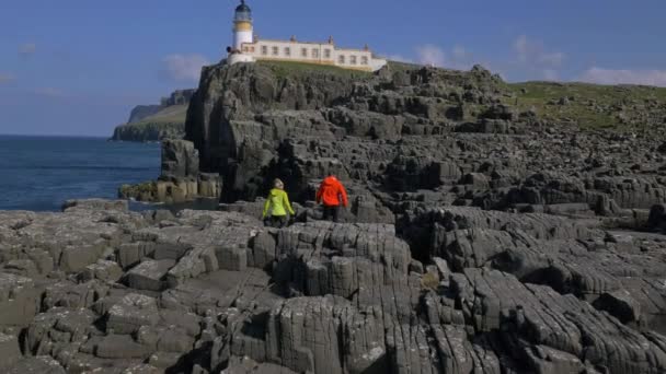 Neist Lighthouse with people hiking — Stock Video