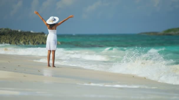 Девушка босиком на тропическом пляже — стоковое видео