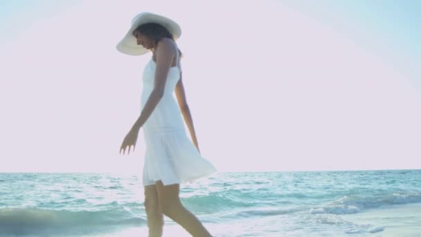 Vrouw in witte zon jurk op oceaan strand — Stockvideo